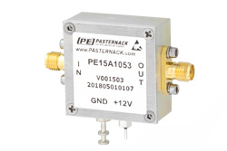 PE15A1053 - 2.2 dB NF 低ノイズ増幅器、動作範囲 50 MHz 〜 1.2 GHz、47 dB ゲイン、13 dBm P1dB、SMA