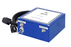 PE15A3500 - 60 dB ゲイン、10 dBm P1dB、1 GHz  〜 20 GHz、ブロードバンド高利得増幅器、ベンチトップ、5 dB NF、SMA