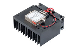 PE15A4057F - 2 W P1dB、2 GHz 〜 18 GHz、中電力増幅器、ヒートシンク付き、SMA、30 dB ゲイン、40 dBm IP3