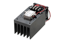 PE15A4065F - 23 dBm P1dB、18 GHz 〜 40 GHz、中電力増幅器、ヒートシンク付き、2.92mm、35 dB ゲイン、9 dB NF