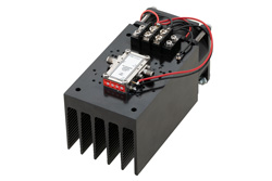 PE15A4069F - 20 dBm Psat、30 GHz 〜 40 GHz、中電力増幅器、ヒートシンク付き、2.92mm、20 dB ゲイン