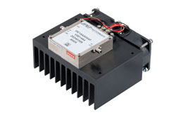 PE15A5054F - 2 W P1dB、18 GHz 〜 26.5 GHz、中電力増幅器、ヒートシンク付き、SMA、35 dB ゲイン、40 dBm IP3