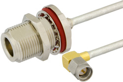PE39456 - SMA オス 直角 〜 N メス バルクヘッド、セミフレキプレシジョンケーブル、PE-SR402FL 同軸、鉛フリーはんだ