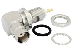 PE4055 - BNC メス 直角バルクヘッドマウントコネクタ、はんだ接続、ソルダーカップターミナル、.361インチD穴