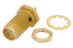 PE4101 - SMA メス バルクヘッドマウントコネクタ、はんだ接続、ソルダーカップターミナル、.235インチD穴、リアマウント