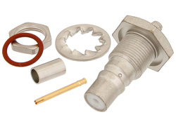 PE44508 - QMA メス バルクヘッドマウントコネクタ、圧着/はんだ接続、RG316-DS、RG188-DS、.268インチD穴