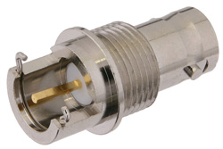 PE44618 - BNC メス バルクヘッドマウントコネクタ、はんだ接続、エンドランチPCB、.500インチ直径