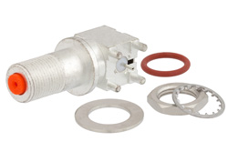 PE44895 - 75 Ω F メス 直角バルクヘッドマウントコネクタ、はんだ接続、表面実装PCB、IP67準拠