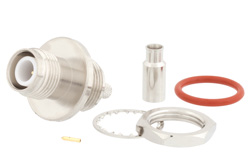 PE44902 - 逆極性 TNC メス バルクヘッドマウントコネクタ、圧着/はんだ接続、RG174、RG316、RG188、.100インチ、PE-B100、PE-C100、LMR-100、IP67準拠