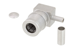 PE45284 - QMA オス 直角コネクタ、圧着/はんだ接続、RG174、RG316、RG188