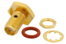 PE4529 - SMA メス バルクヘッドマウントコネクタ、はんだ接続、ソルダーカップターミナル、.235インチD穴、.093インチ最大パネル