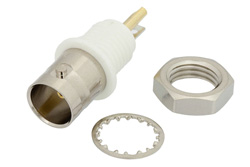 PE4626 - 75 Ω BNC メス バルクヘッドマウント絶縁グラウンドコネクタ、はんだ接続、ソルダーカップターミナル、.350インチD穴