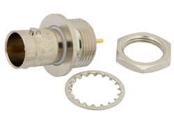 PE4629 - 75 Ω BNC メス バルクヘッドマウント絶縁グラウンドコネクタ、はんだ接続、ソルダーカップターミナル、.480インチD穴