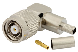PE4677 - 逆極性 TNC オス 直角コネクタ、圧着/はんだ接続、RG55、RG141、RG142、RG223、RG400