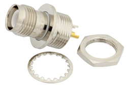 PE4707 - 逆極性 TNC メス バルクヘッドマウント絶縁グラウンドコネクタ、はんだ接続、ソルダーカップターミナル、.480インチD穴