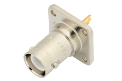 PE4756 - 逆極性 BNC メス コネクタ、はんだ接続、4ホールパネルマウント、ソルダーカップターミナル、.500インチネジ穴間隔