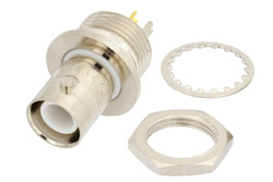 PE4764 - 逆極性 BNC メス バルクヘッドマウント絶縁グラウンドコネクタ、はんだ接続、ソルダーカップターミナル、.480インチD穴