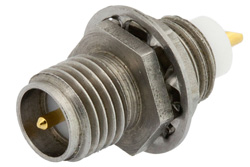 PE4871 - 逆極性 SMA メス バルクヘッドマウントコネクタ、はんだ接続、ソルダーカップターミナル、.235インチD穴、.125インチ最大パネル