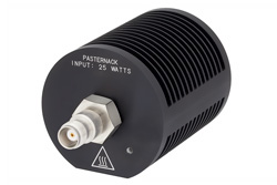 PE6208 - 25 W RF ロード最大 18 GHz、TNC メス、丸型黒色 陽極酸化アルミヒートシンク