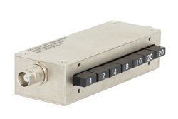 PE7008-1 - BNCジャック, プッシュボタン, 0-65 dB 減衰器; 1 W; DC-750 MHz