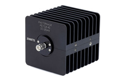 PE7018-40 - 40 dB 固定減衰器、SMA オス 〜 SMA メス、黒色 陽極酸化アルミヒートシンク、25 W、最大 18 GHz