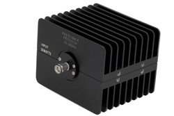 PE7020-10 - 10 dB 固定減衰器、SMA オス 〜 SMA メス 方向性、黒色 陽極酸化アルミヒートシンク、50 W、最大 18 GHz