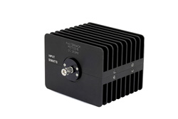 PE7020-6 - 6 dB 固定減衰器、SMA オス 〜 SMA メス 方向性、黒色 陽極酸化アルミヒートシンク、50 W、最大 18 GHz