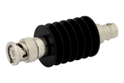 PE7025-40 - 40 dB 固定減衰器、BNC オス 〜 BNC メス、黒色 陽極酸化アルミヒートシンク、10 W、最大 2 GHz