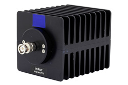 PE7026-6 - 6 dB 固定減衰器、BNC オス 〜 BNC メス 方向性、黒色 陽極酸化アルミヒートシンク、100 W、最大 1 GHz