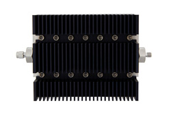 PE7227-60 - 60 dB 固定減衰器、SMA オス 〜 SMA メス 方向性、黒色 陽極酸化アルミヒートシンク、100 W、最大 6 GHz