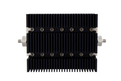 PE7228-10 - 10 dB 固定減衰器、SMA メス 〜 SMA メス 方向性、黒色 陽極酸化アルミヒートシンク、100 W、最大 6 GHz