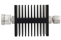 PE7316-20 - 20 dB 固定減衰器、7/16 DIN メス 〜 N メス 方向性、黒色 陽極酸化アルミヒートシンク、50 W、最大 7.5 GHz