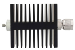 PE7318-10 - 10 dB 固定減衰器、SMA メス 〜 N オス 方向性、黒色 陽極酸化アルミヒートシンク、50 W、最大 18 GHz