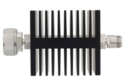 PE7320-10 - 10 dB 固定減衰器、TNC メス 〜 N メス 方向性、黒色 陽極酸化アルミヒートシンク、50 W、最大 18 GHz
