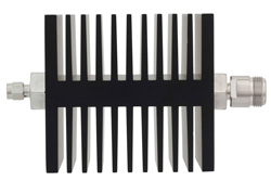 PE7324-10 - 10 dB 固定減衰器、SMA オス 〜 N メス 方向性、黒色 陽極酸化アルミヒートシンク、50 W、最大 18 GHz