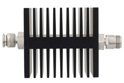 PE7326-50 - 50 dB 固定減衰器、TNC オス 〜 N メス 方向性、黒色 陽極酸化アルミヒートシンク、50 W、最大 18 GHz