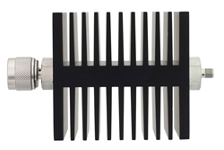 PE7334-3 - 3 dB 固定減衰器、N オス 〜 SMA メス 方向性、黒色 陽極酸化アルミヒートシンク、50 W、最大 18 GHz