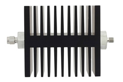 PE7336-50 - 50 dB 固定減衰器、SMA オス 〜 SMA メス 方向性、黒色 陽極酸化アルミヒートシンク、50 W、最大 18 GHz