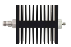 PE7339-40 - 40 dB 固定減衰器、TNC メス 〜 SMA メス 方向性、黒色 陽極酸化アルミヒートシンク、50 W、最大 18 GHz