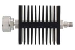 PE7344-6 - 6 dB 固定減衰器、7/16 DIN オス 〜 TNC メス 方向性、黒色 陽極酸化アルミヒートシンク、50 W、最大 7.5 GHz
