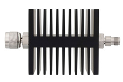 PE7346-50 - 50 dB 固定減衰器、N オス 〜 TNC メス 方向性、黒色 陽極酸化アルミヒートシンク、50 W、最大 18 GHz