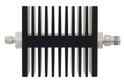 PE7348-6 - 6 dB 固定減衰器、SMA オス 〜 TNC メス 方向性、黒色 陽極酸化アルミヒートシンク、50 W、最大 18 GHz