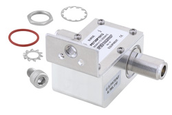 PE73SP1013 - N型 F/F 入/出力 同軸 RF サージプロテクタ、800MHz - 2.5GHz、DC 通過、300W、IP67、20kA、ハイブリッド、アレスタ外側へブラケット付き