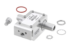 PE73SP1014 - N型 F/F 入/出力 同軸 RF サージプロテクタ、800MHz - 2.5GHz、DC 通過、300W、IP67、20kA、ハイブリッド、本体側ブラケット付き