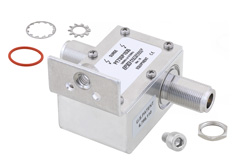 PE73SP1035 - N型 F/F 入/出力 同軸 RF サージプロテクタ、100MHz - 512MHz、DC ブロック、750W、IP67、20kA、フィルタ、アレスタ外側へブラケット付き