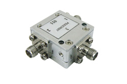 PE83CR007 - サーキュレータ、19 dB アイソレーション、800 MHz 〜 960 MHz、10 W、SMA メス