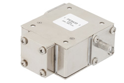 PE8420 - ハイパワーアイソレータ、18 dB アイソレーション、698 MHz 〜 960 MHz、1000 W、SMA メス
