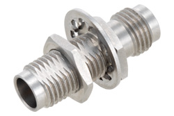 PE91459 - 2.4mm メス 〜 2.4mm メス バルクヘッドマウントアダプタ、0.87 インチ長