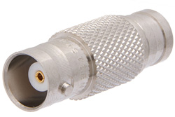 PE9232 - 75 Ω SMB プラグ 〜 50 Ω BNC メス アダプタ