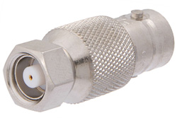 PE9236 - 50 Ω BNC メス 〜 75 Ω SMC プラグ アダプタ